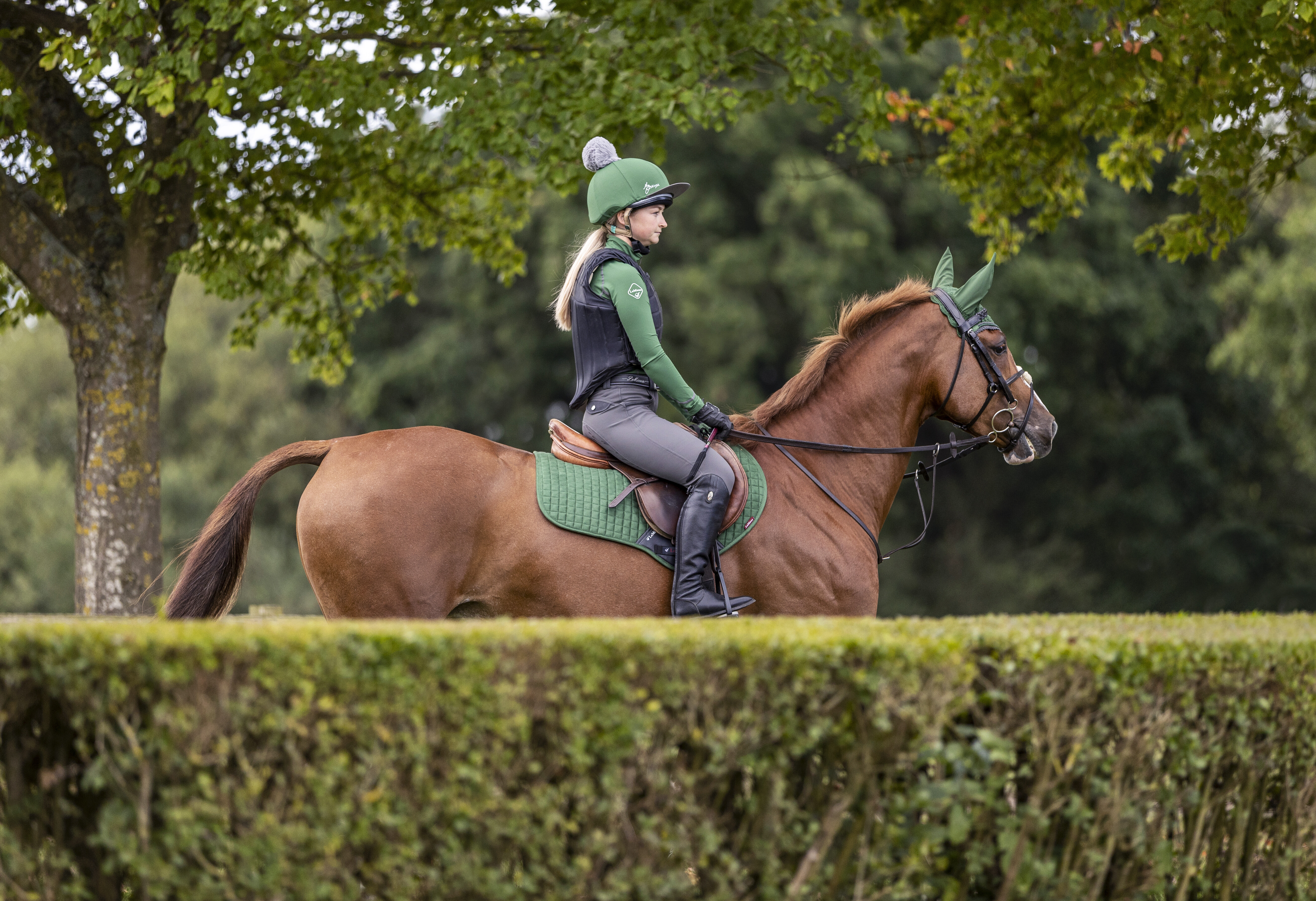 Tapis De Selle LeMieux En Daim Vert - Confort Et Élégance Pour L'Équitation