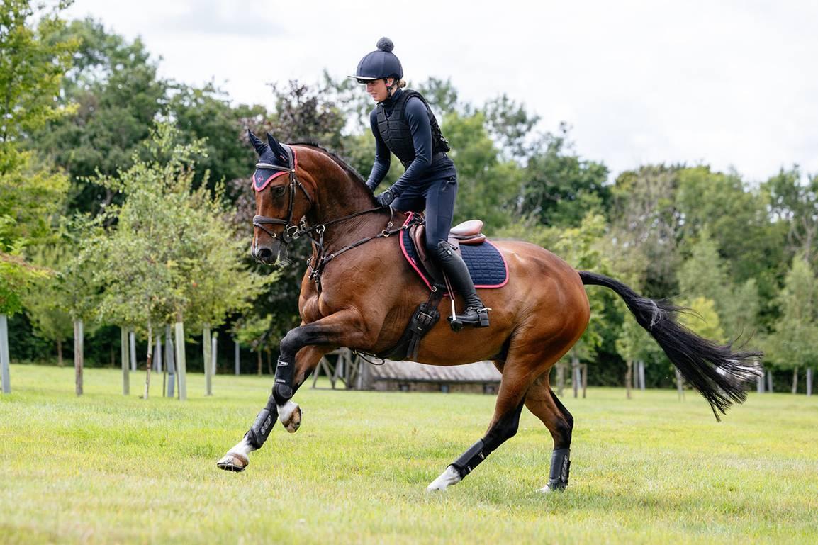 Tapis de selle Suède Dressage Cranberry - LeMieux