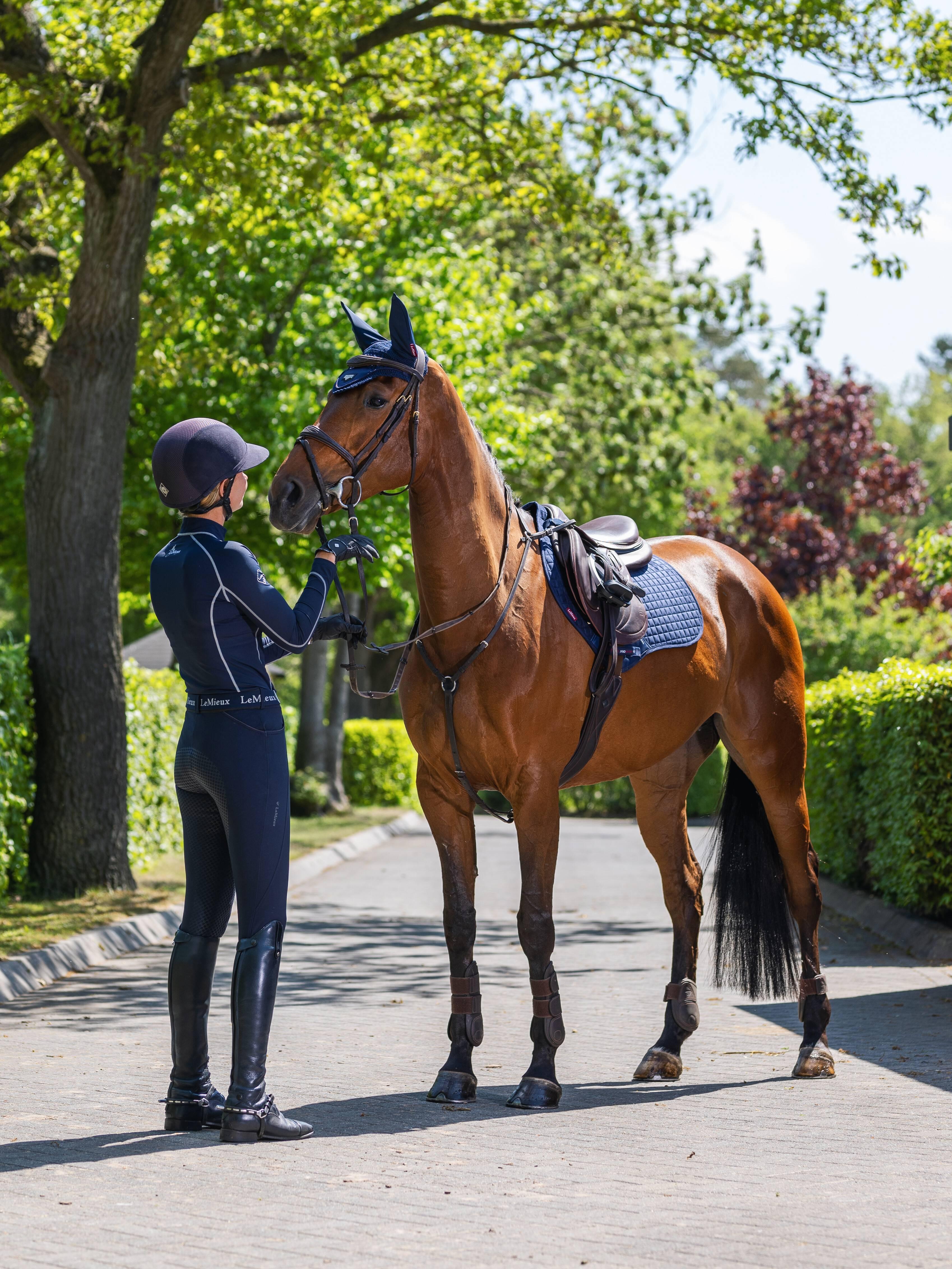 LeMieux Mini Carré De Contact étroit En Daim – Canneberge