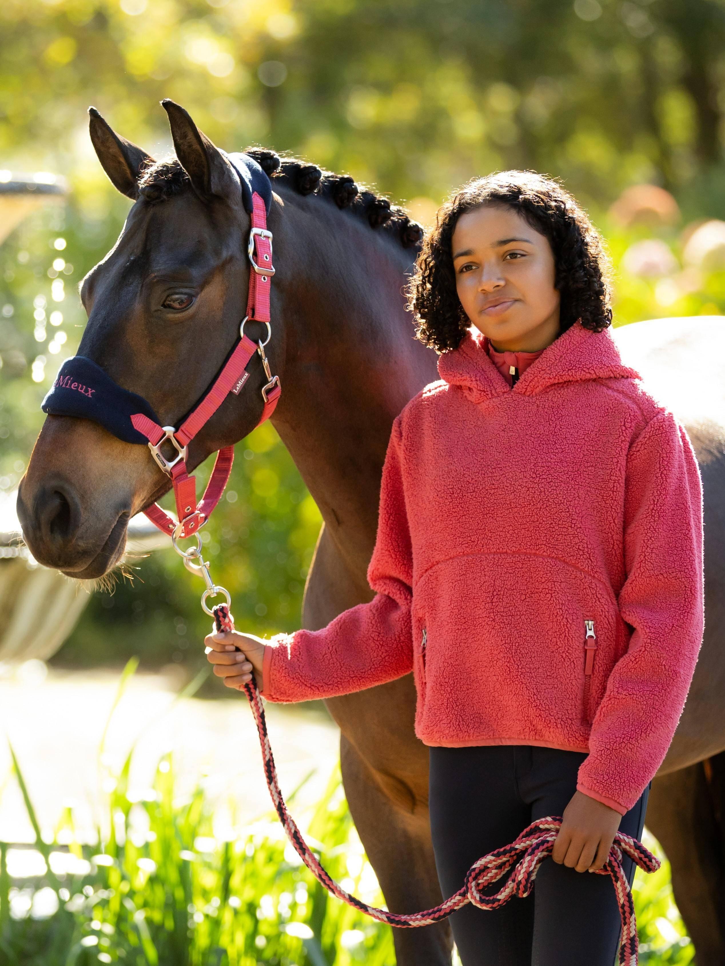 Sweat à capuche zippé avec écusson ton sur ton