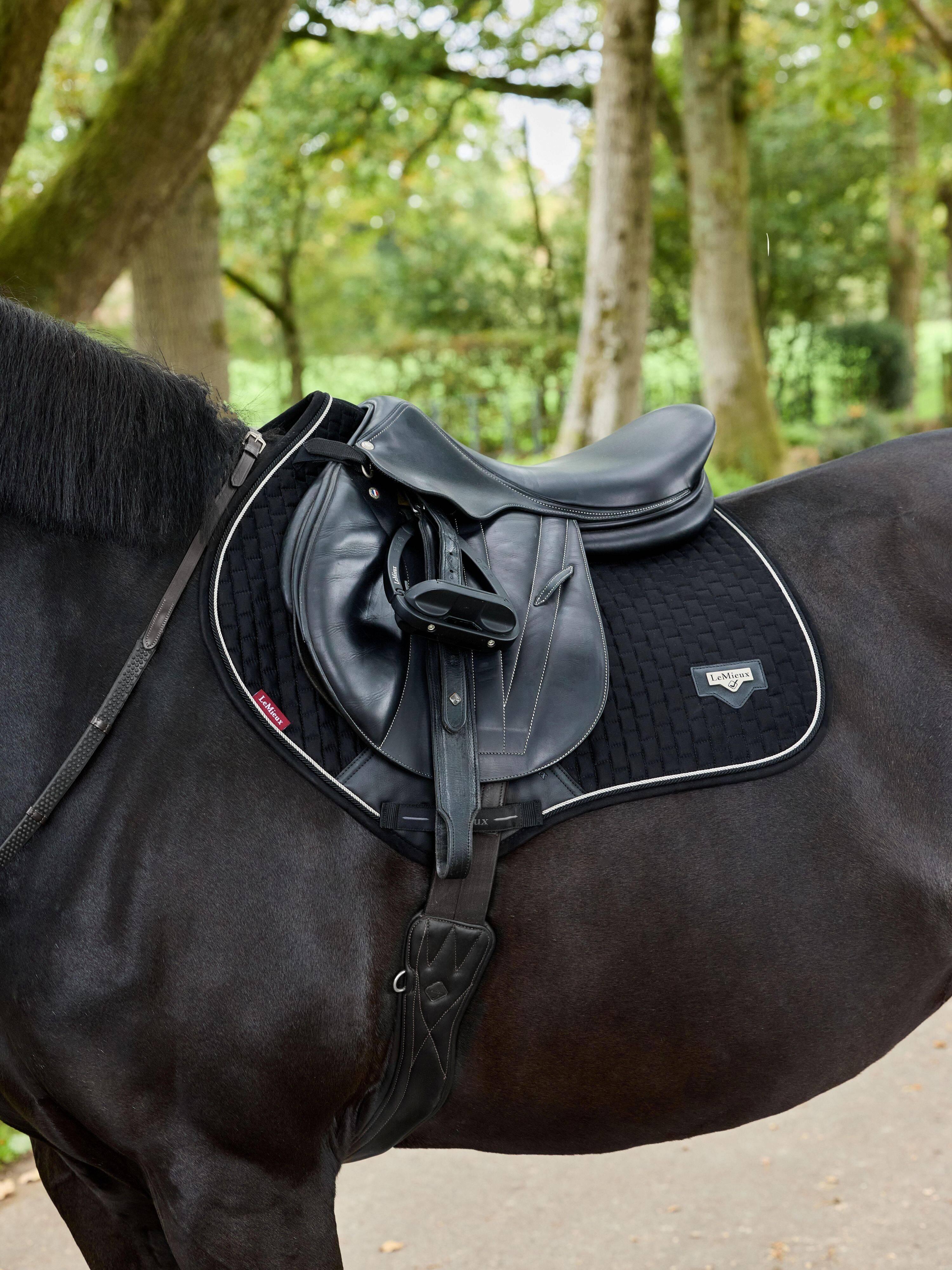 Puissance Suede Close Contact Square Black Saddle Pads