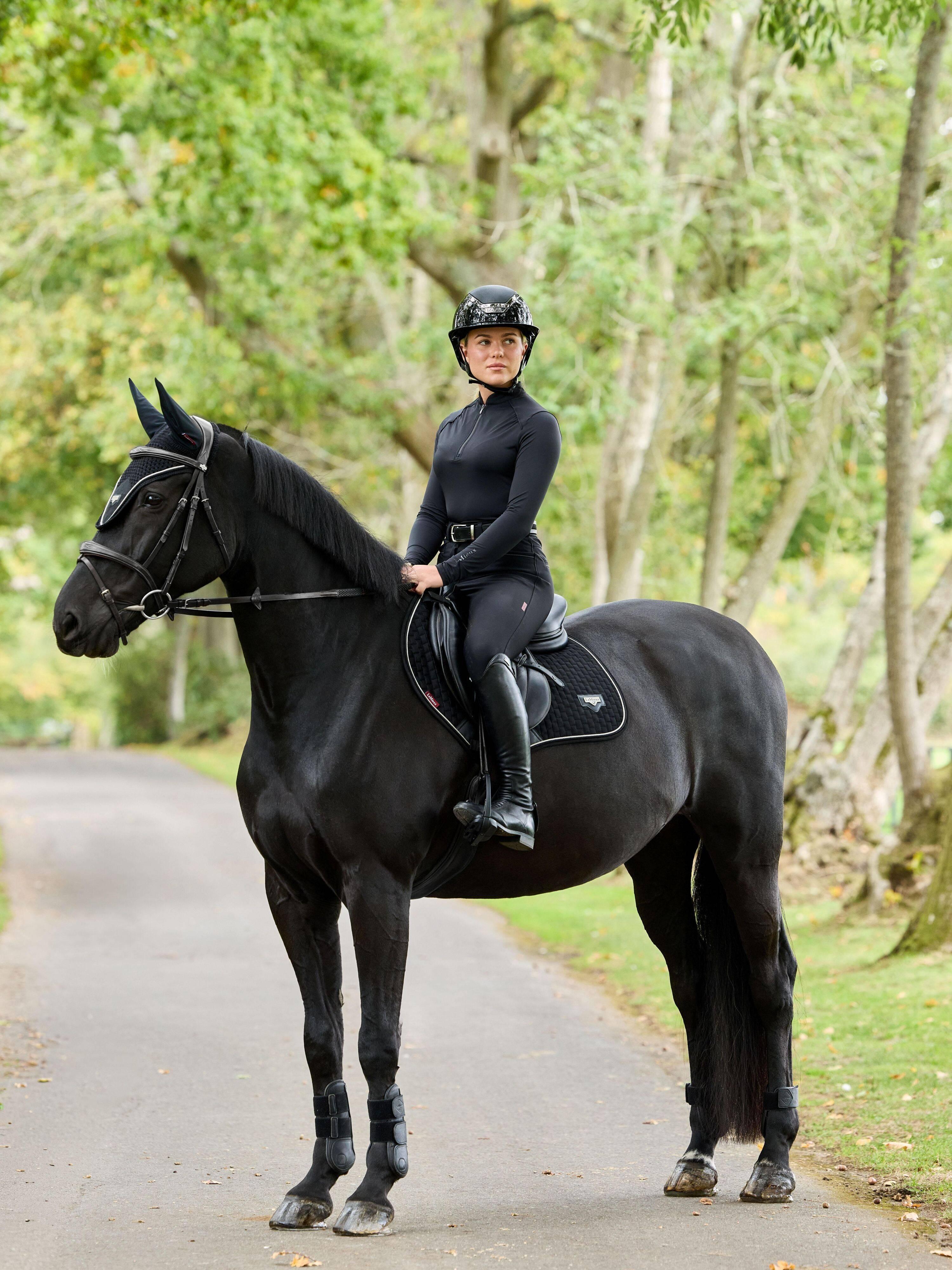 Puissance Suede Close Contact Square Black Saddle Pads
